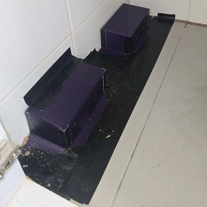Bandar Putra, Kulai:厨房里两个诱饵盒沿着瓷砖墙边一前一后封在地上